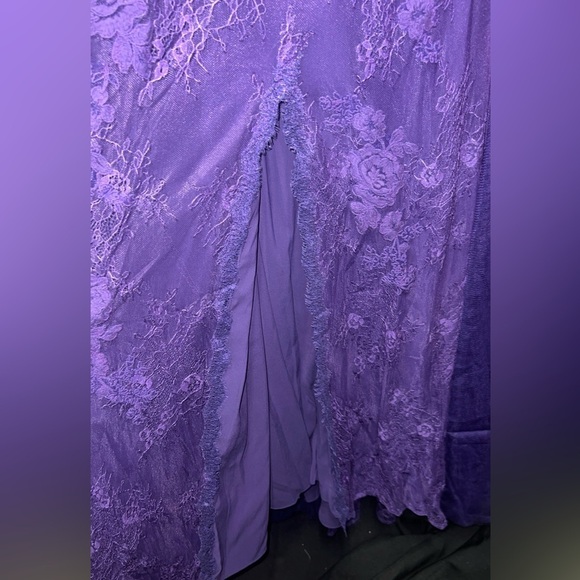 Badgley Mischka NWT Size 6 Deep-Purple Off-The-Shoulder Lace Gown - Picture 8 of 15